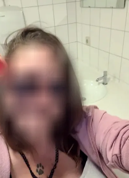 Claudia, 33