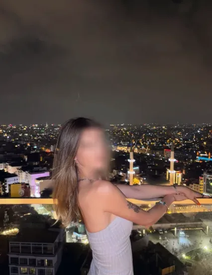 Manuela, 27