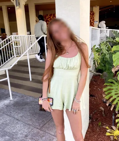 Mia, 19